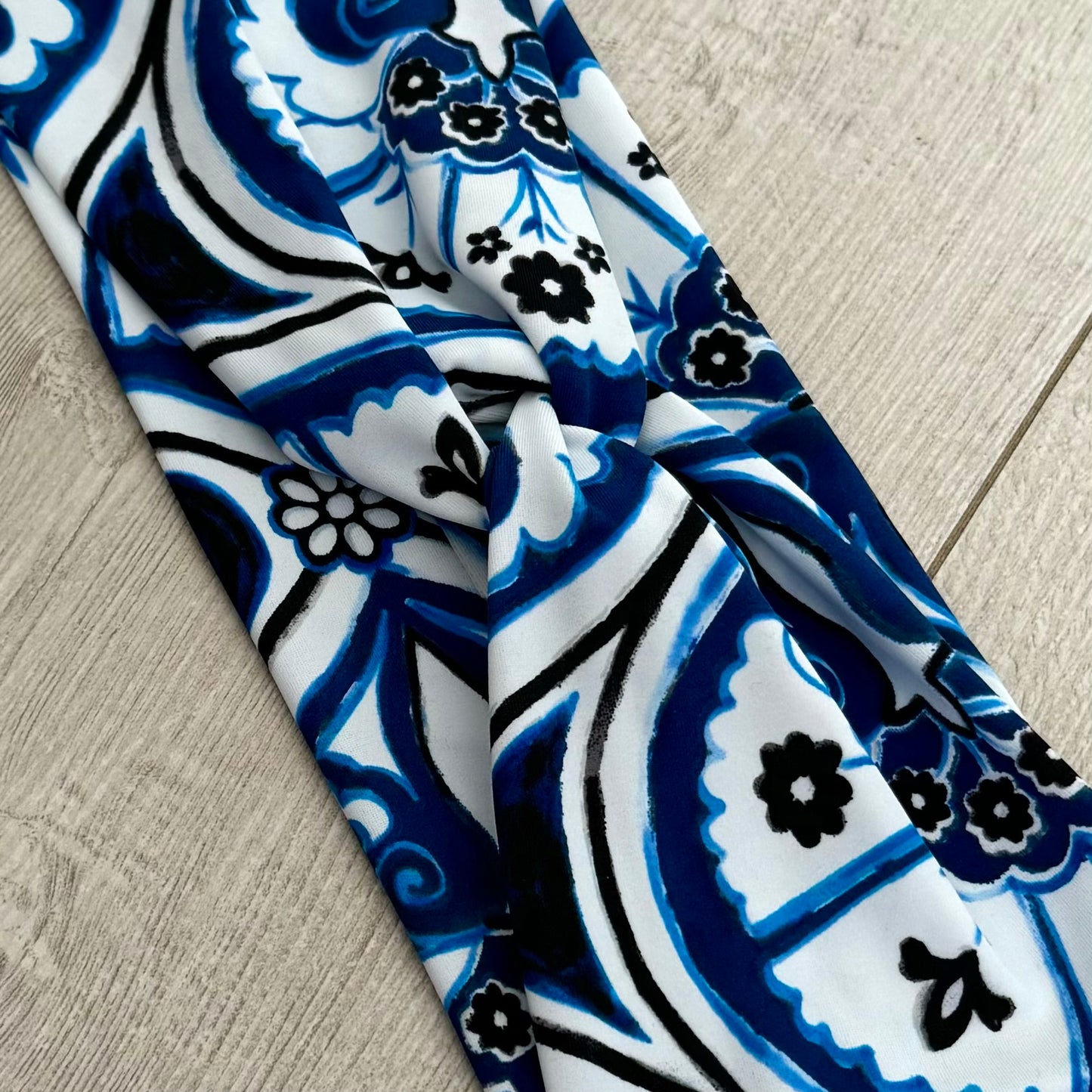 Cintillo blanco y azul estampado