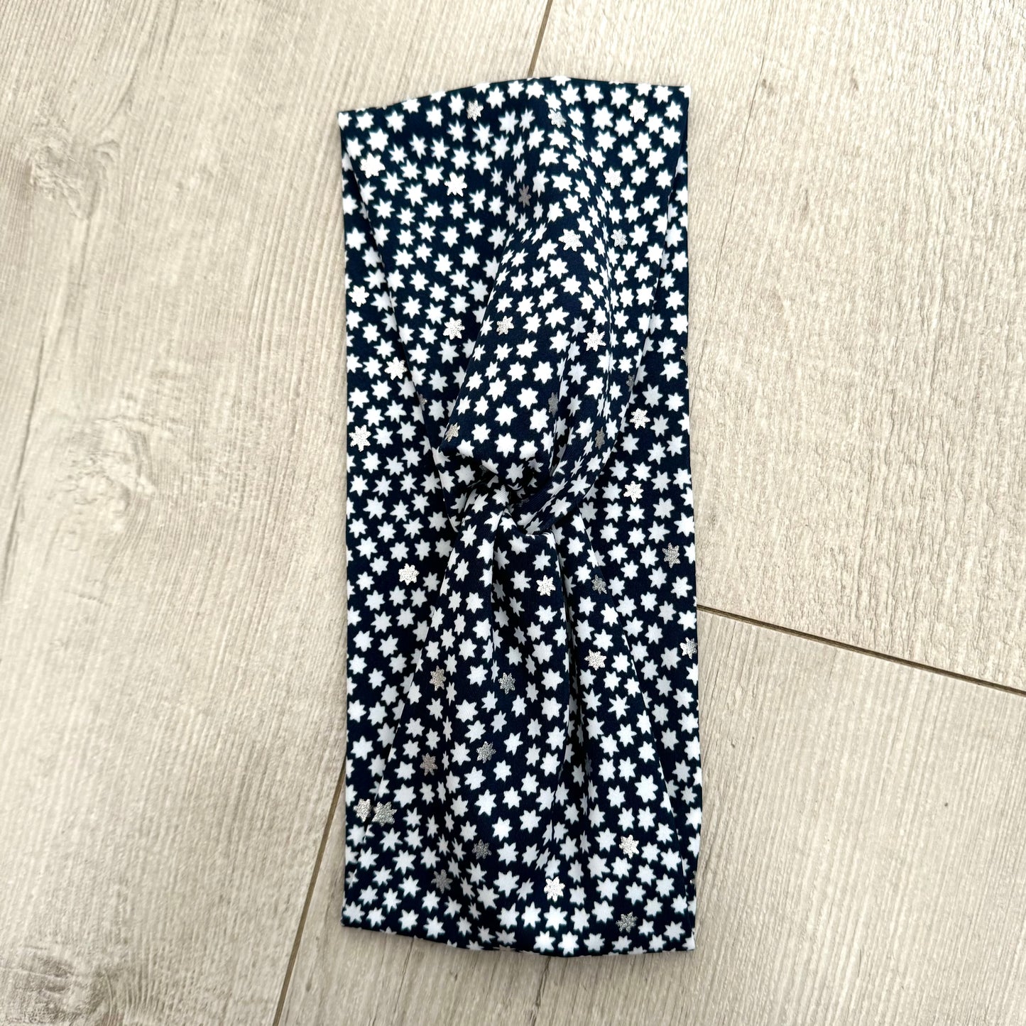 Cintillo azul marino con estrellas