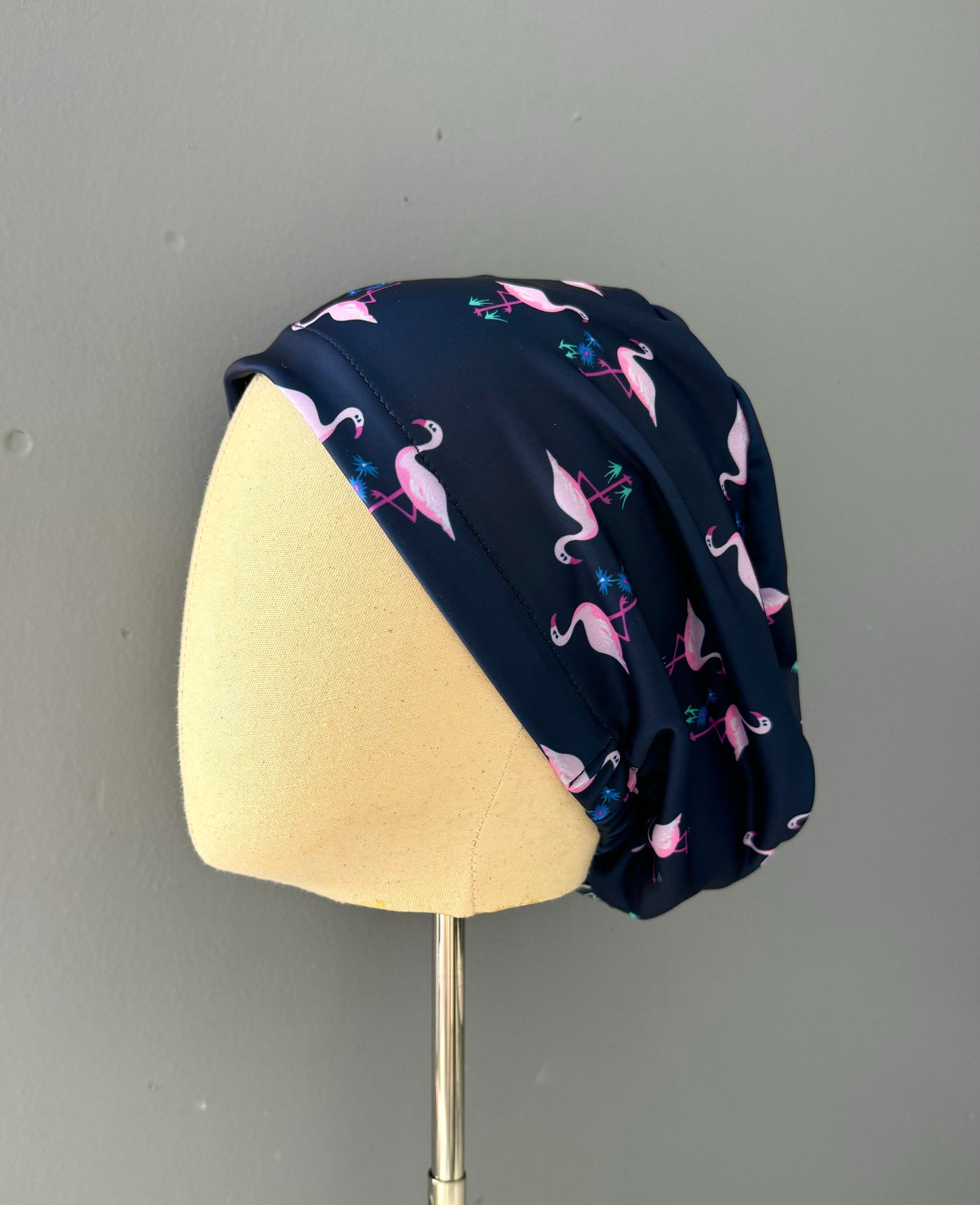 Cofia azul marino y flamencos