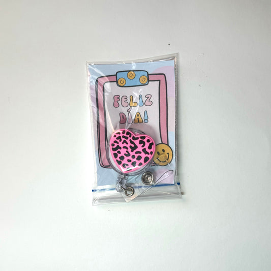 Portacredencial retráctil corazón  💓