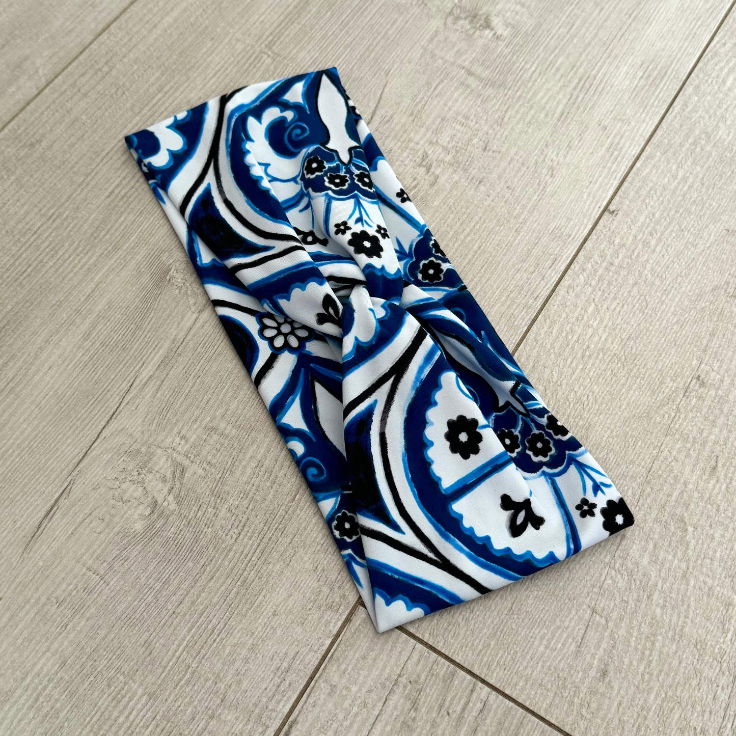 Cintillo blanco y azul estampado
