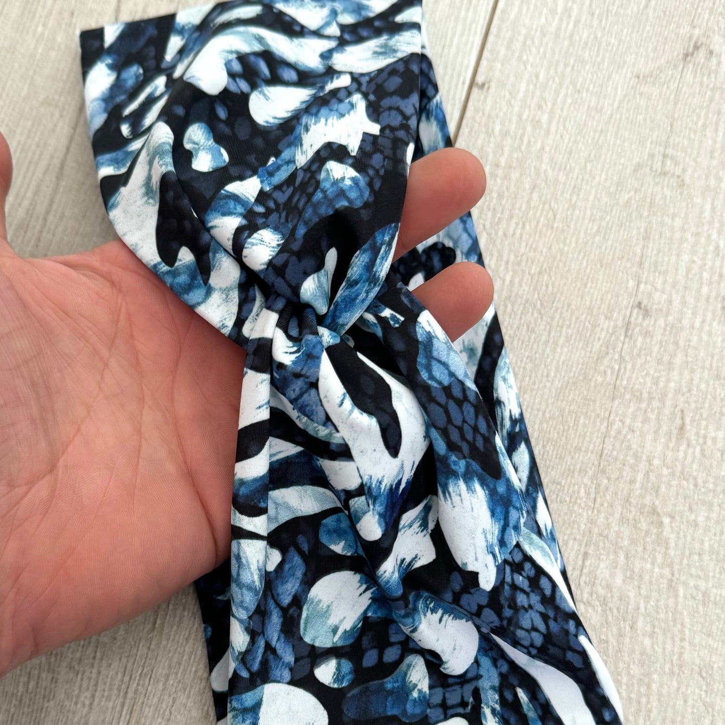 Cintillo azul marino estampado