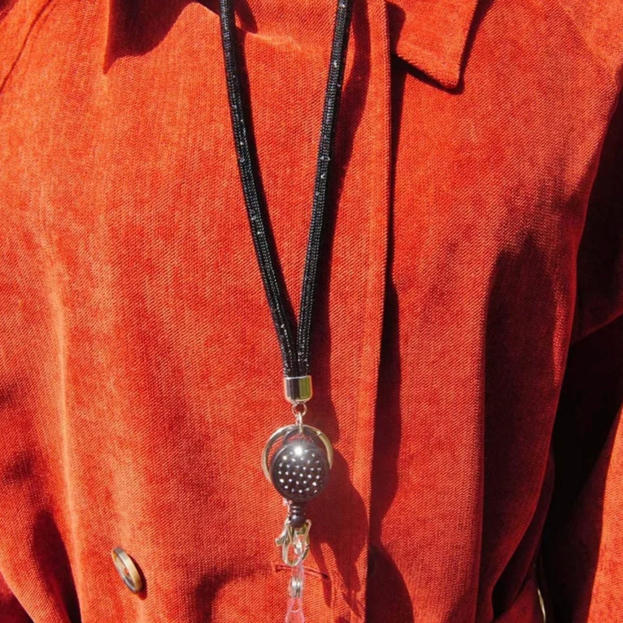 Portacredencial piedritas negro