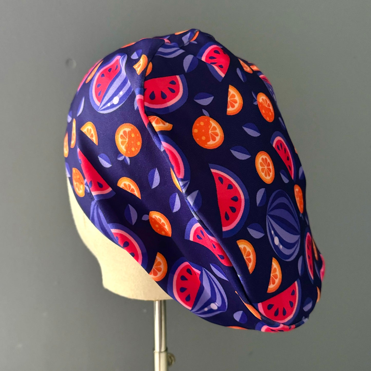 Cofia frutal fondo morado