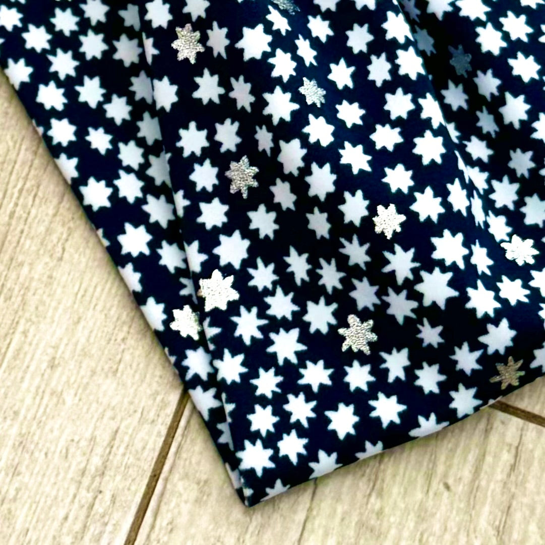 Cintillo azul marino con estrellas