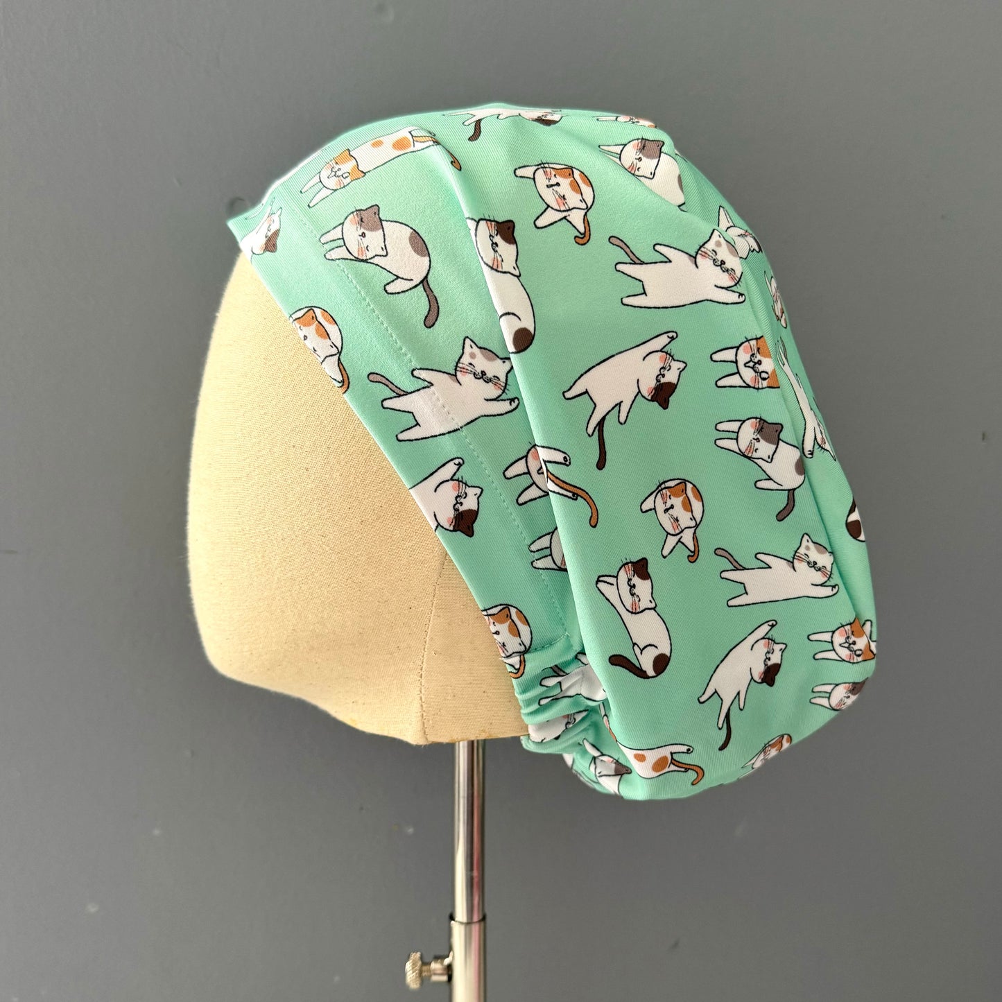 Cofia turquesa y gatitos