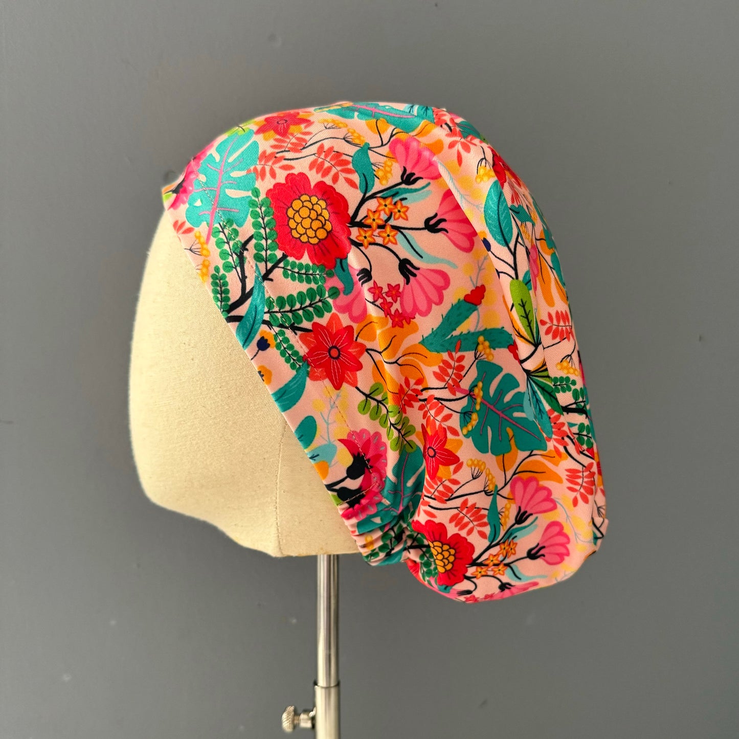 Cofia floral rosado y verde