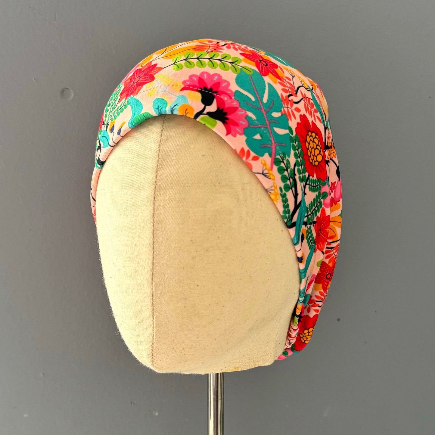 Cofia floral rosado y verde