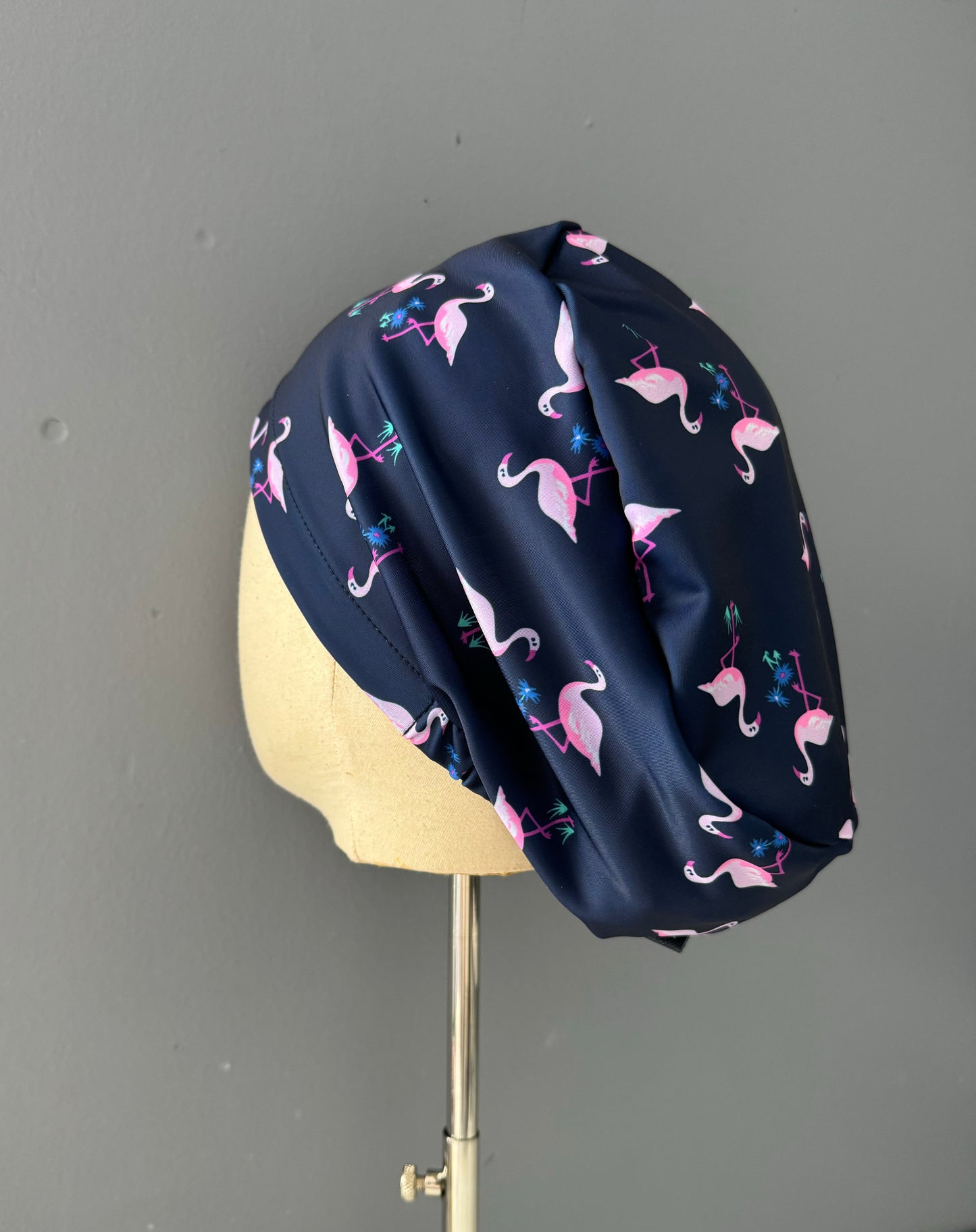 Cofia azul marino y flamencos