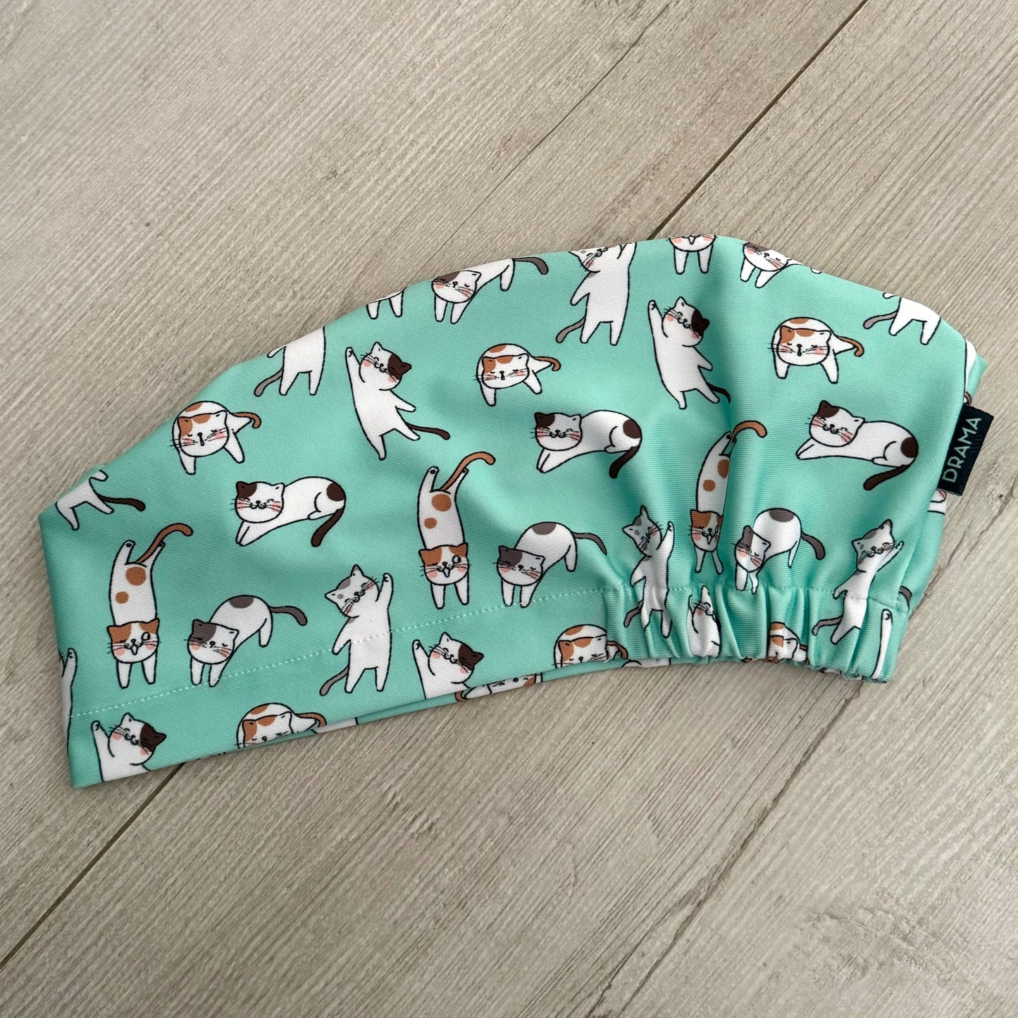 Cofia turquesa y gatitos