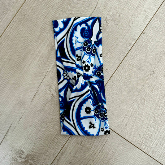 Cintillo blanco y azul estampado