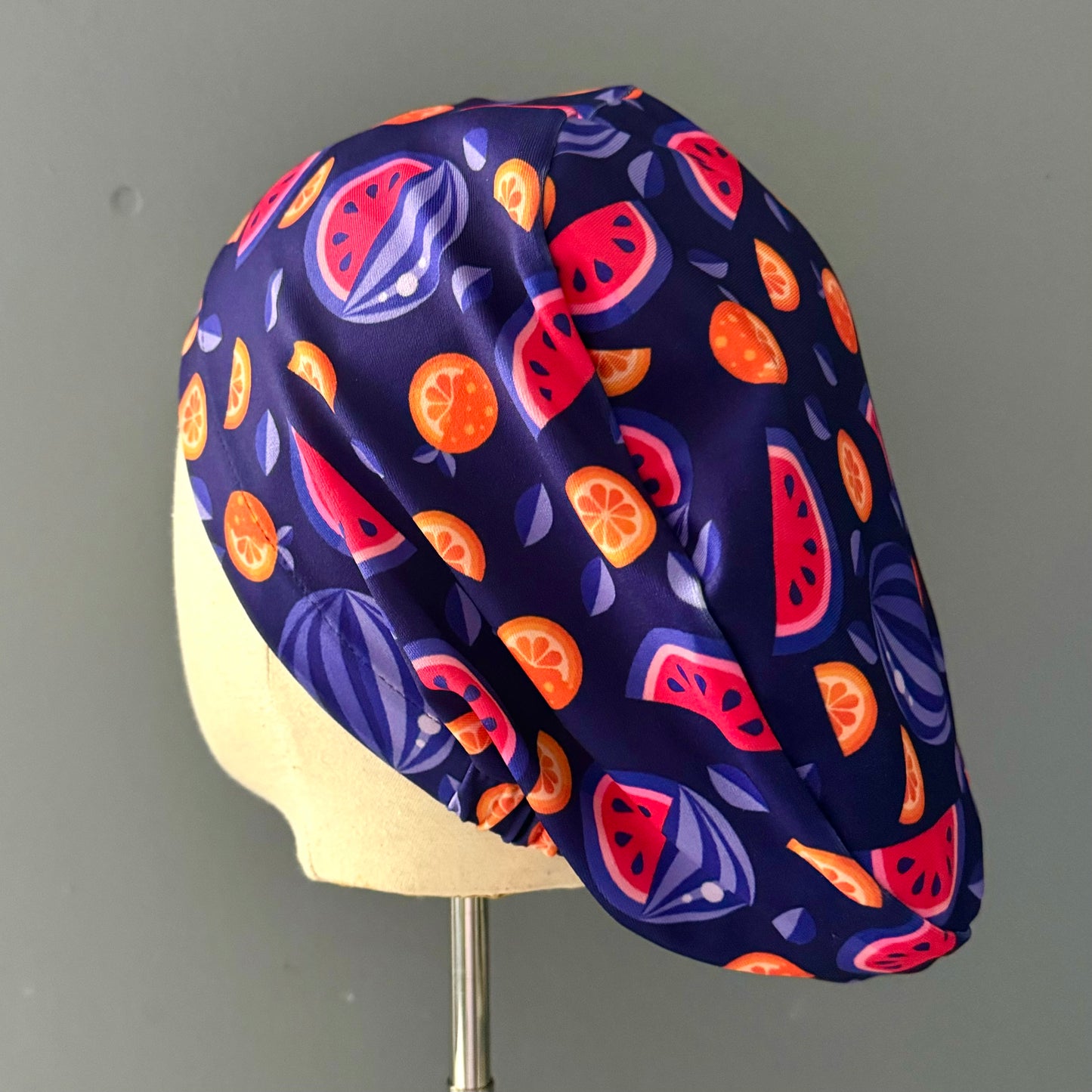 Cofia frutal fondo morado