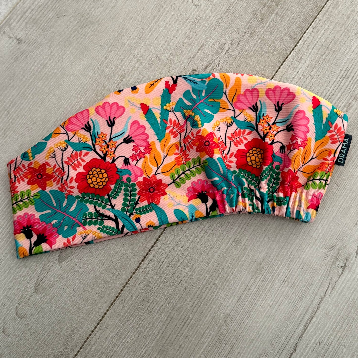 Cofia floral rosado y verde