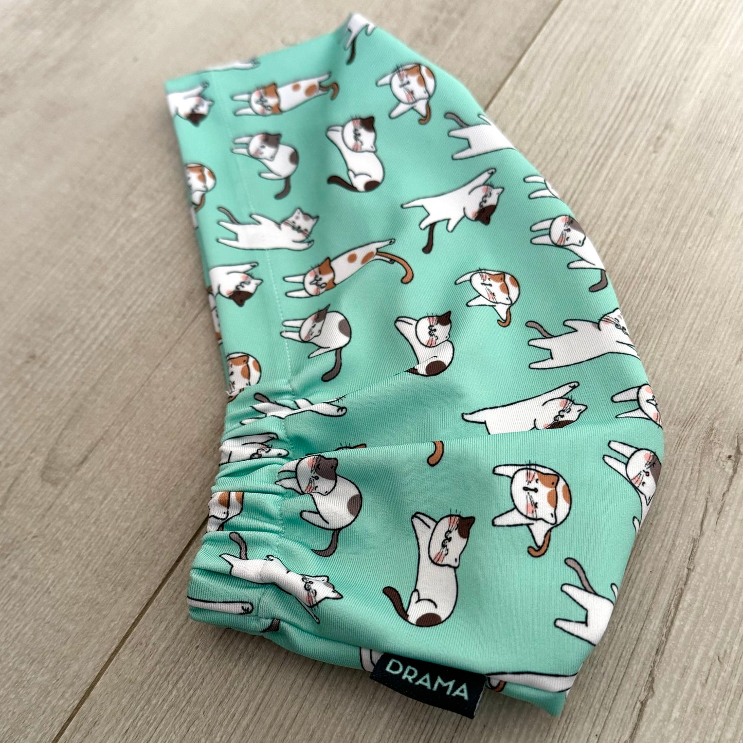 Cofia turquesa y gatitos