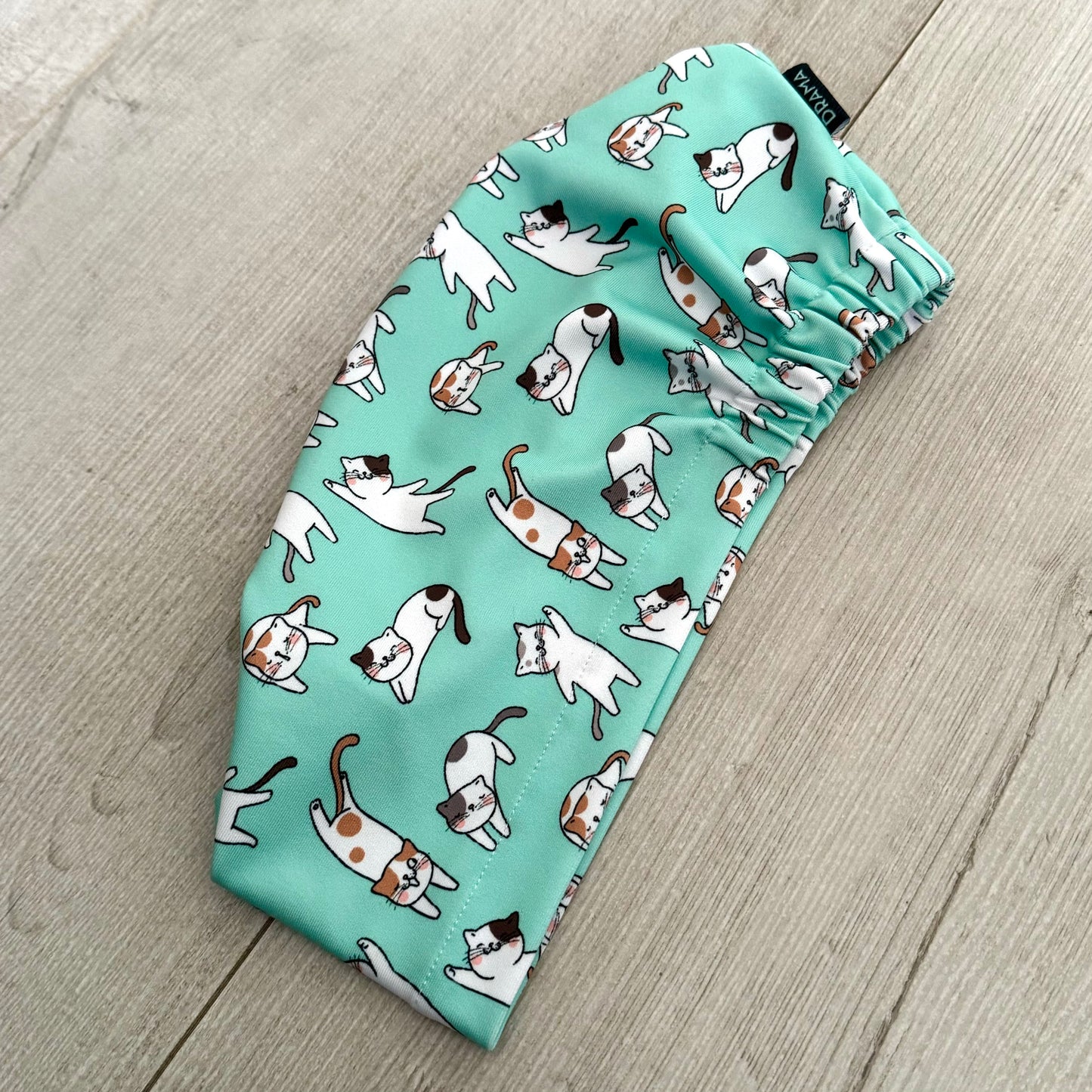 Cofia turquesa y gatitos