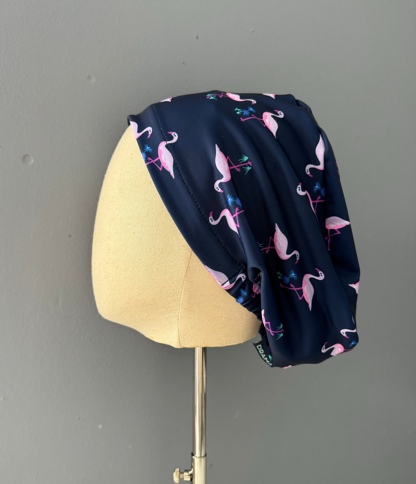 Cofia azul marino y flamencos