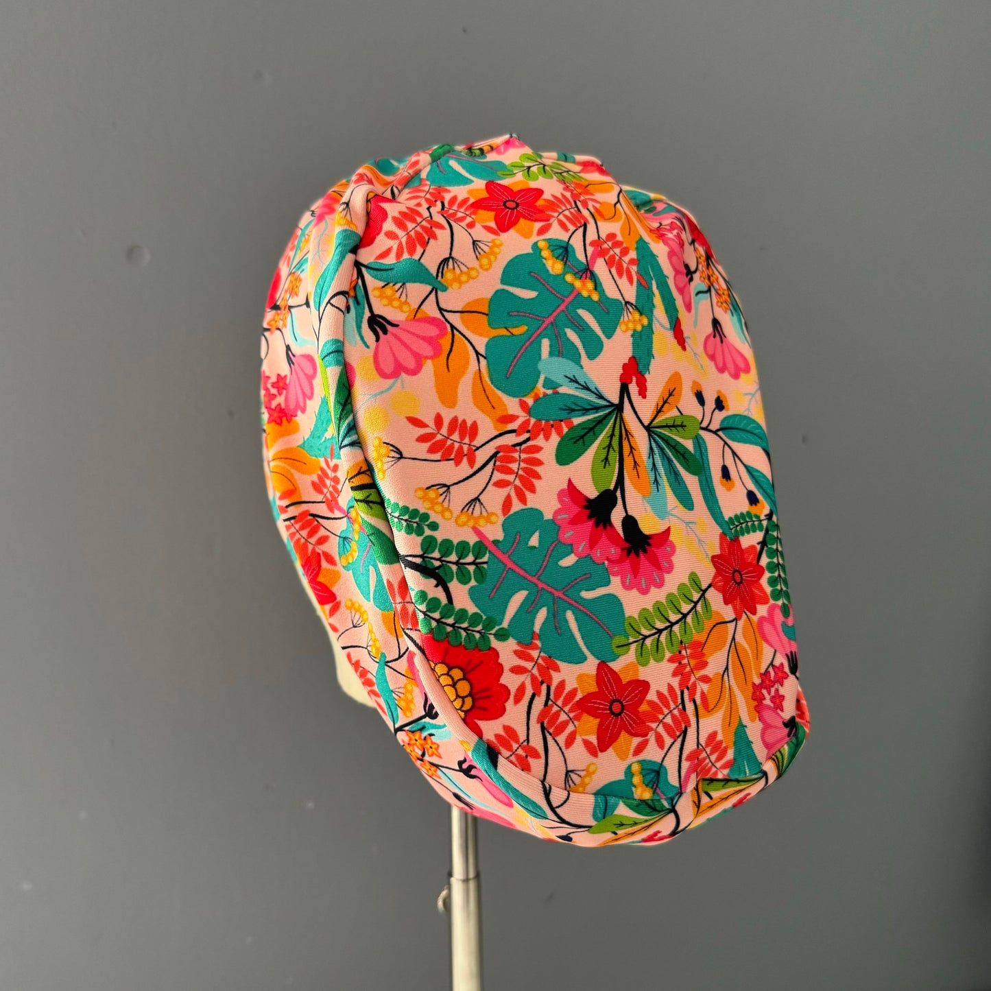 Cofia floral rosado y verde